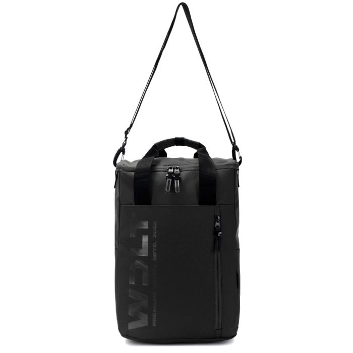Bolso matero en tela impermeable. Manijas y cinta bandolera. Correas mochileras. Bolsillo frontal.